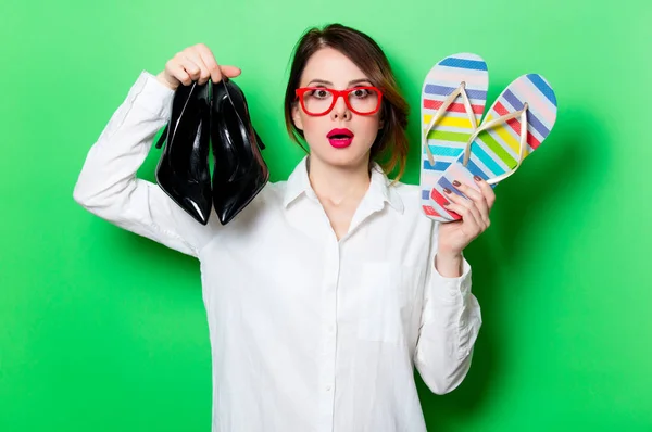 Junge Frau mit Schuhen — Stockfoto