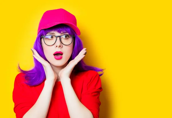 Jovem mulher no backgroud amarelo — Fotografia de Stock