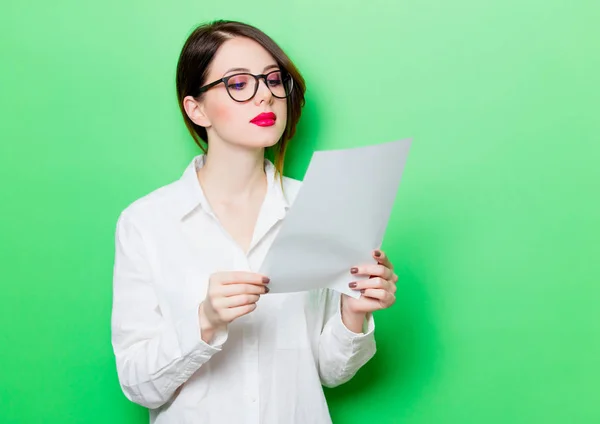 Giovane donna con foglio bianco — Foto Stock