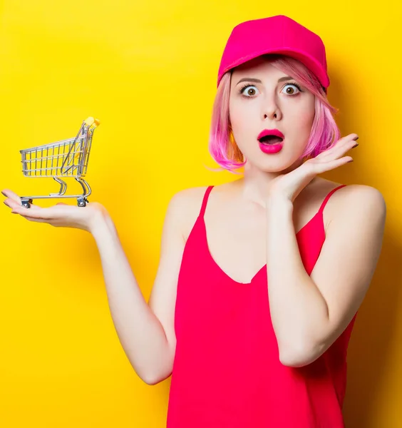 Hermosa mujer joven con carrito de compras — Foto de Stock