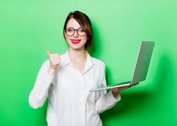 Jonge vrouw bedrijf laptop — Stockfoto