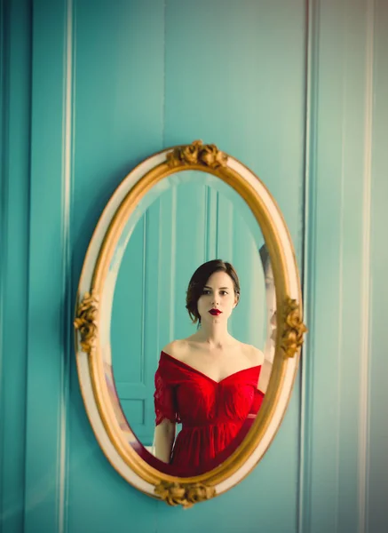 Jonge vrouw in rode jurk — Stockfoto