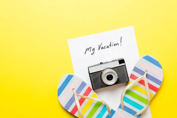 샌들과 "내 휴가!" 책상에 레터링 종이 — 스톡 사진