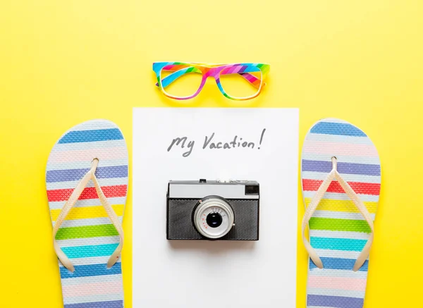 Sandalias y papel con letras "mis vacaciones!" sobre el escritorio — Foto de Stock