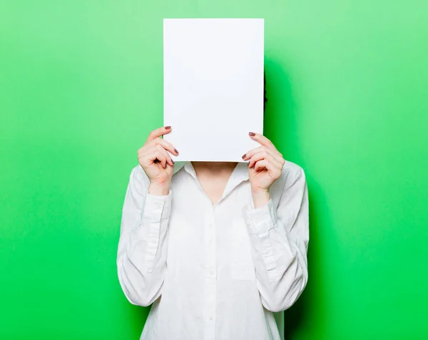 Mujer joven con hoja en blanco —  Fotos de Stock