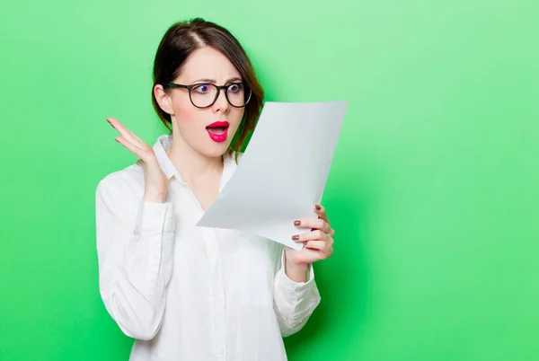 Mujer joven con hoja en blanco — Foto de Stock