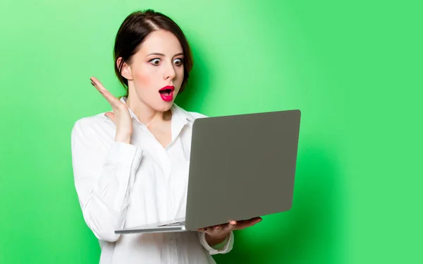 Genç bir kadın tutarak laptop — Stok fotoğraf