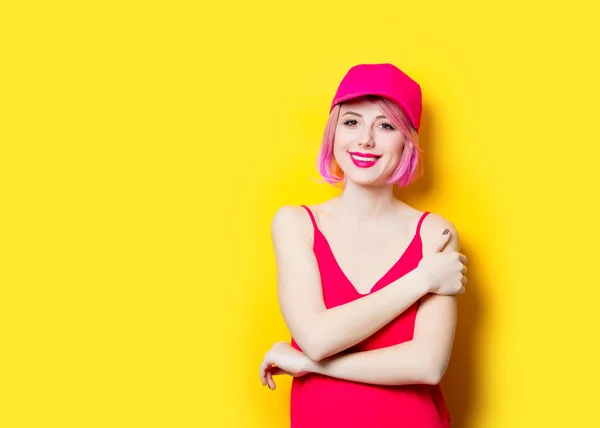 Mujer joven sobre fondo amarillo —  Fotos de Stock