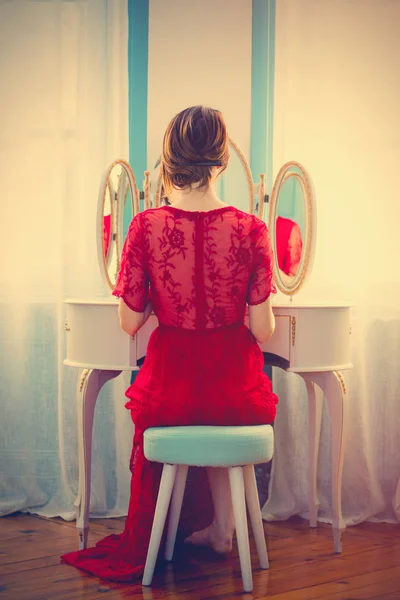 赤いドレスの若い女性が — ストック写真