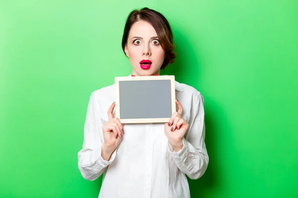 Junge Frau mit Kreidetafel — Stockfoto