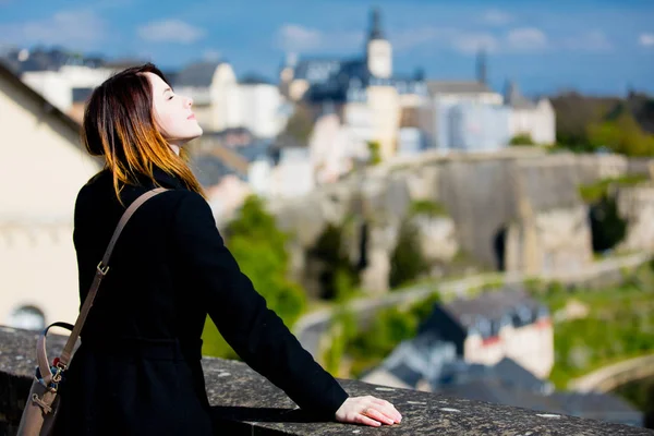 Vrouw genieten van een panoramisch uitzicht van Luxemburg — Stockfoto