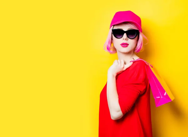 Mujer joven con bolsa de compras — Foto de Stock