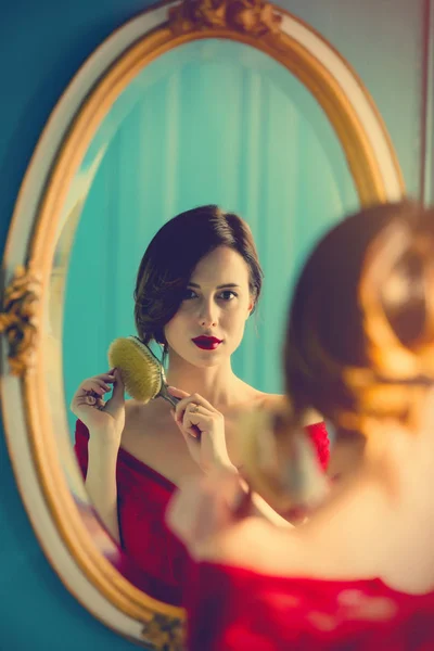 Mujer joven en vestido rojo —  Fotos de Stock