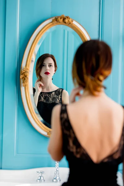 Mujer joven en vestido negro —  Fotos de Stock