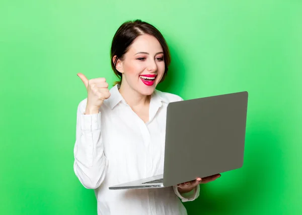 Jovem mulher segurando laptop — Fotografia de Stock