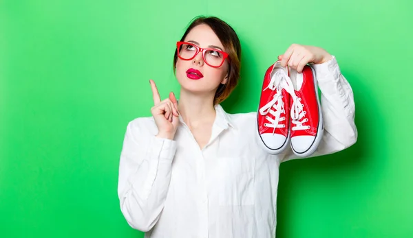 Jonge vrouw met schoenen — Stockfoto