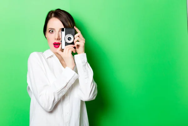 Mujer joven con cámara fotográfica —  Fotos de Stock