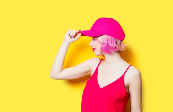 Ung kvinna på gula backgroud — Stockfoto