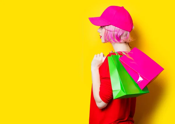 Mujer joven con bolsas de compras —  Fotos de Stock