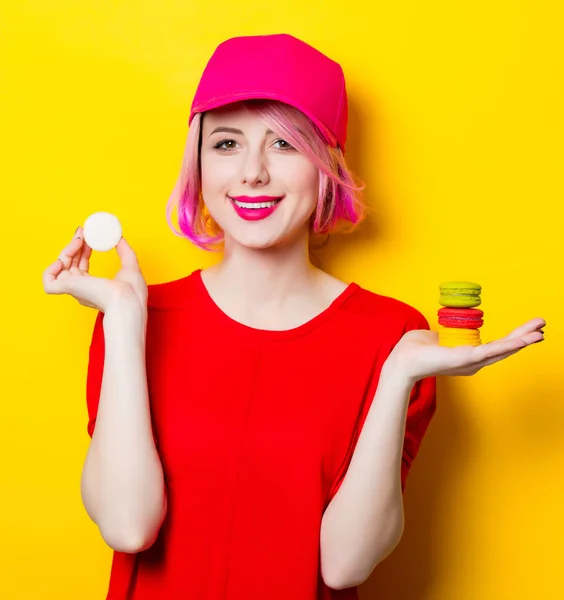 Mujer joven con macarrones —  Fotos de Stock