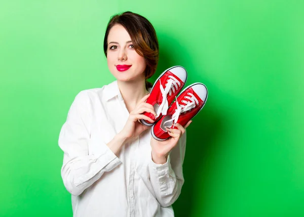 Giovane donna con le scarpe — Foto Stock