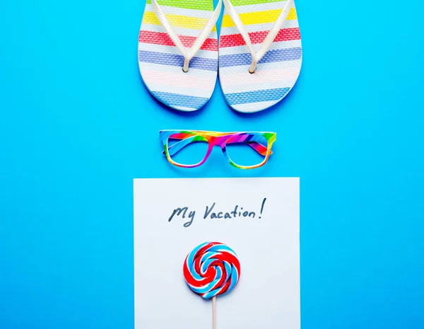Flipflops e papel com letras "minhas férias " — Fotografia de Stock