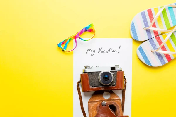 Sandalias y papel con letras "mis vacaciones!" sobre el escritorio — Foto de Stock