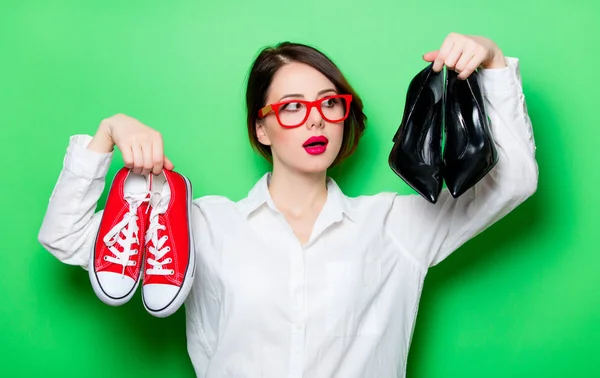 Junge Frau mit Schuhen — Stockfoto