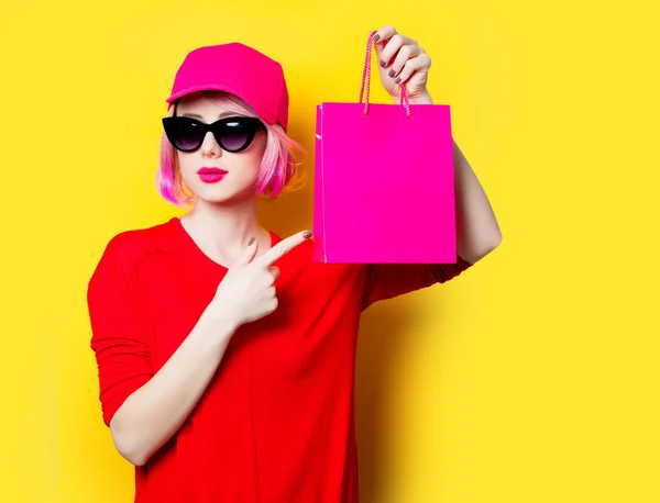 Jeune femme avec sac à provisions — Photo