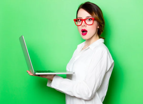 Jovem mulher segurando laptop — Fotografia de Stock