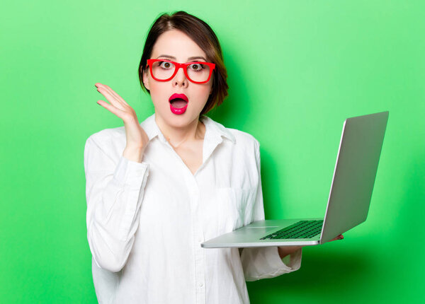 Молодая женщина с ноутбуком
