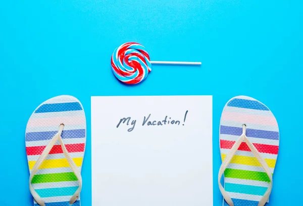 Flipflops en papier met belettering "mijn vakantie" — Stockfoto