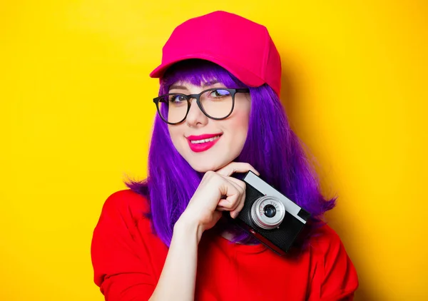 Junge Frau mit Fotokamera — Stockfoto