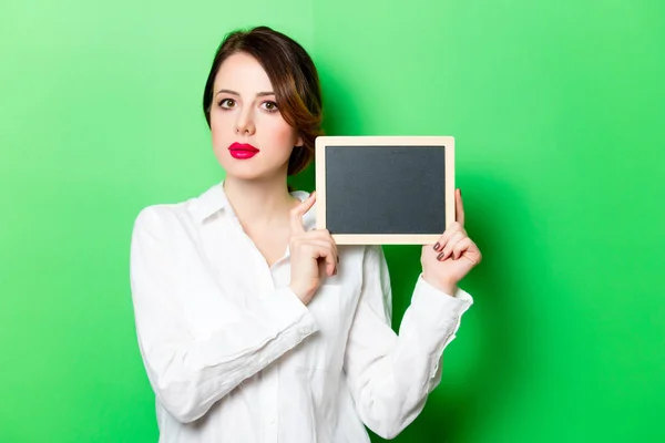 Jeune femme avec tableau noir — Photo