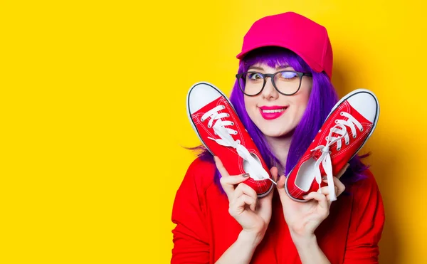 Mujer con zapatos de goma rojos — Foto de Stock