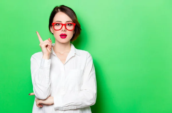 Mujer joven sobre fondo verde — Foto de Stock