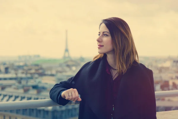 Kobieta korzystających z panoramicznym widokiem na Paryż — Zdjęcie stockowe