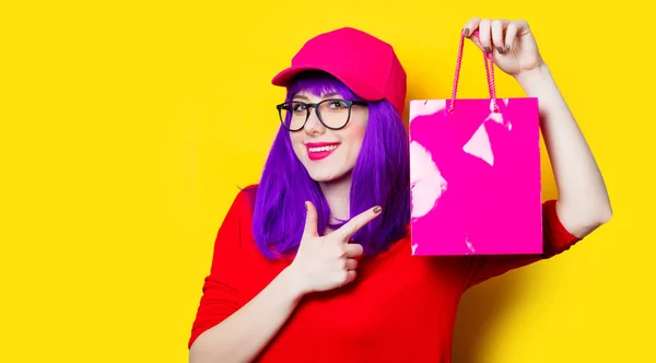 Alışveriş çantalı genç kadın. — Stok fotoğraf
