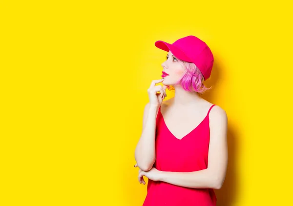 Giovane donna sul backgroud giallo — Foto Stock