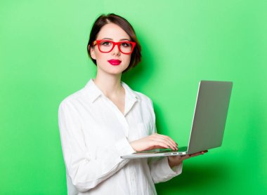 genç bir kadın tutarak laptop