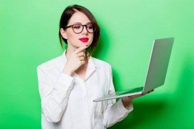 genç bir kadın tutarak laptop