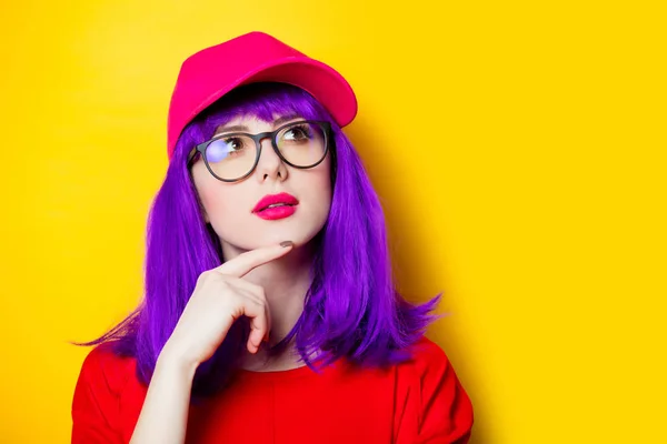 Jovem mulher no backgroud amarelo — Fotografia de Stock