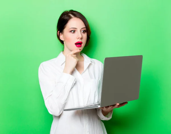 Mujer joven sosteniendo portátil — Foto de Stock