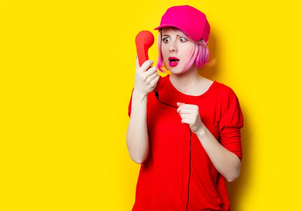 Giovane donna con telefono retrò — Foto Stock