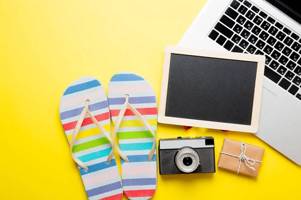 Sandalen en laptop op het Bureau — Stockfoto