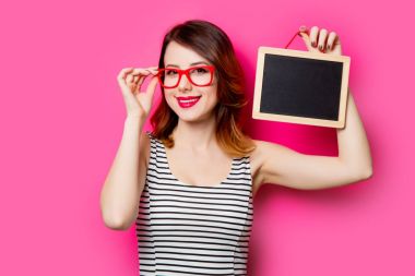 Yönetim kurulu olan güzel kadın 