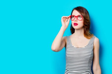 genç kadın mavi zemin üzerine