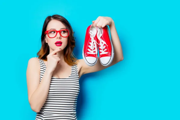 Mujer joven con zapatos de goma rojos —  Fotos de Stock