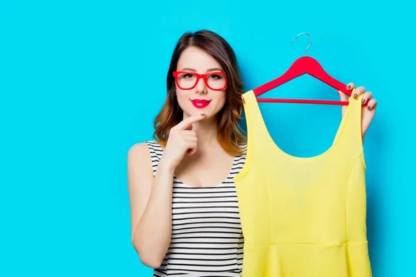 Jonge vrouw met shirt op hanger — Stockfoto