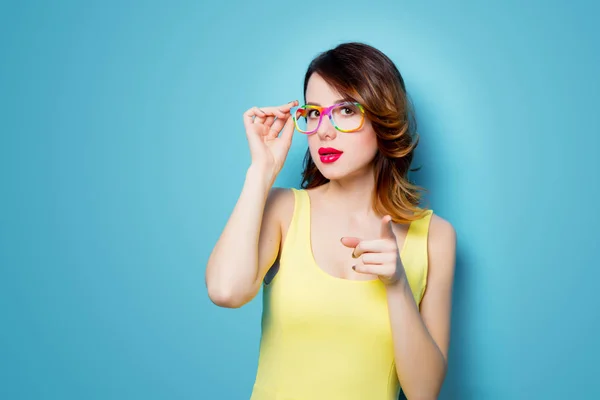 Jonge vrouw op blauwe achtergrond — Stockfoto